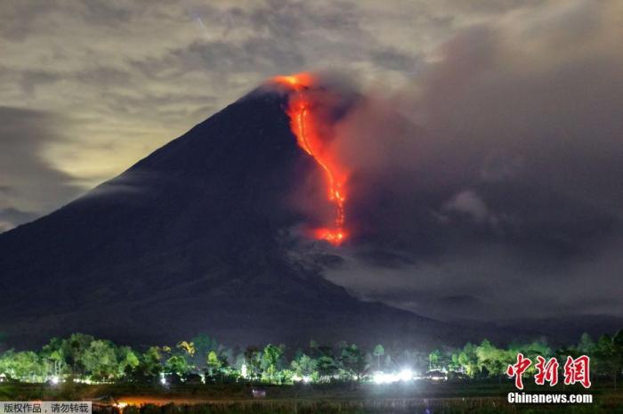 印尼火山喷发烟柱直冲天际