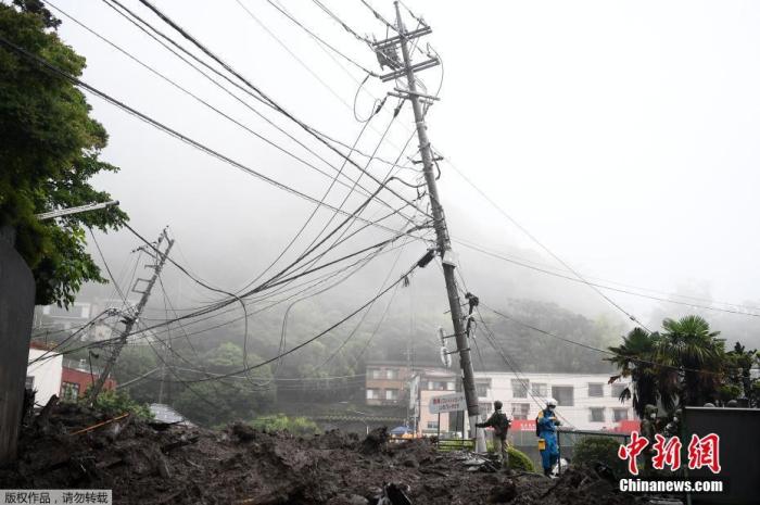 日本静冈县泥石流致2死20人失踪