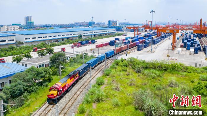 成都国际铁路港发出首个成都市域外市场采购贸易出口专列