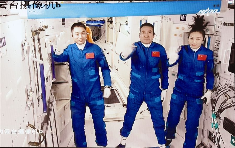 太空“三人组”出差5个月 刷新多个中国航天纪录