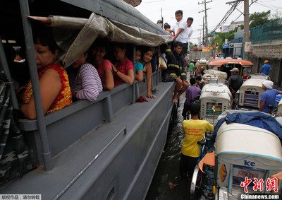 台风“苏拉”已致菲律宾超6.3万人受灾