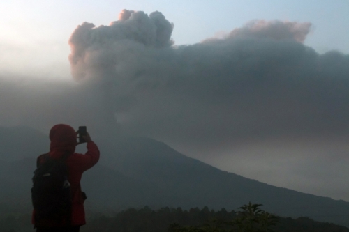 印尼马拉皮火山喷发致23人遇难
