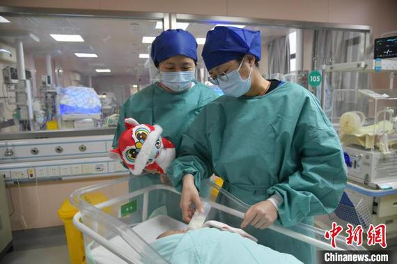 Palm-sized premature baby born at 24 weeks thrives after 90 days of intensive care