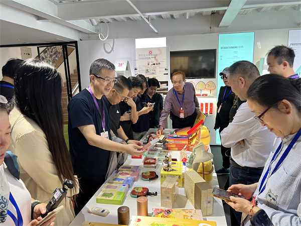 “2025年世界华文媒体社长总编辑深圳行”参访中芬设计园: 小设计产生大能量