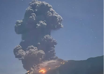 菲律宾坎拉翁火山爆炸性喷发 火山灰柱高达2500米