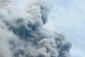 菲律宾马荣火山喷发大量火山灰 致超10万人受灾