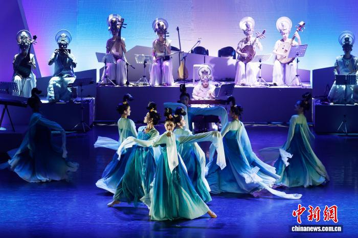 消费热力攀升 国际游客共赴“精彩夜上海”