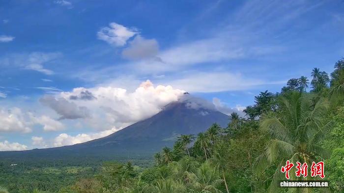 菲律宾马荣火山排放火山灰 灰柱高约400米